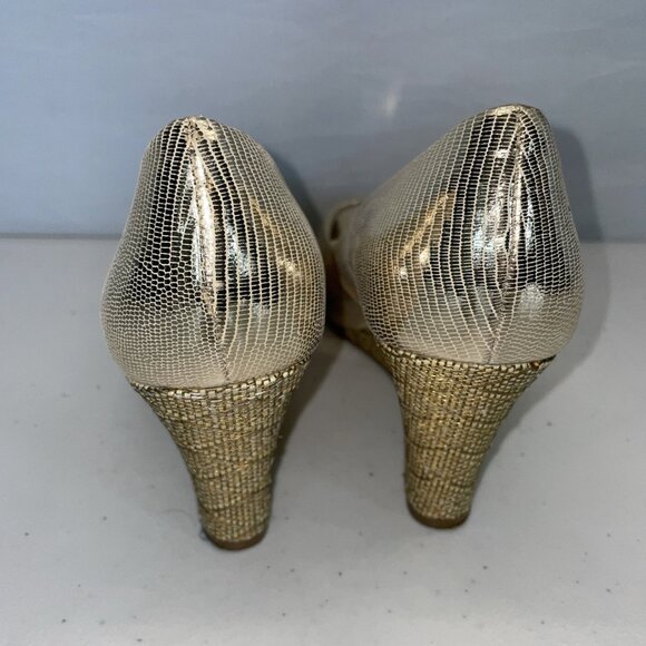 Lilly Pulitzer Sz 7.5 Gold Resort Chic Peep Toe Wedge Pumps Womens Shoes Leather - Picture 2 of 8
